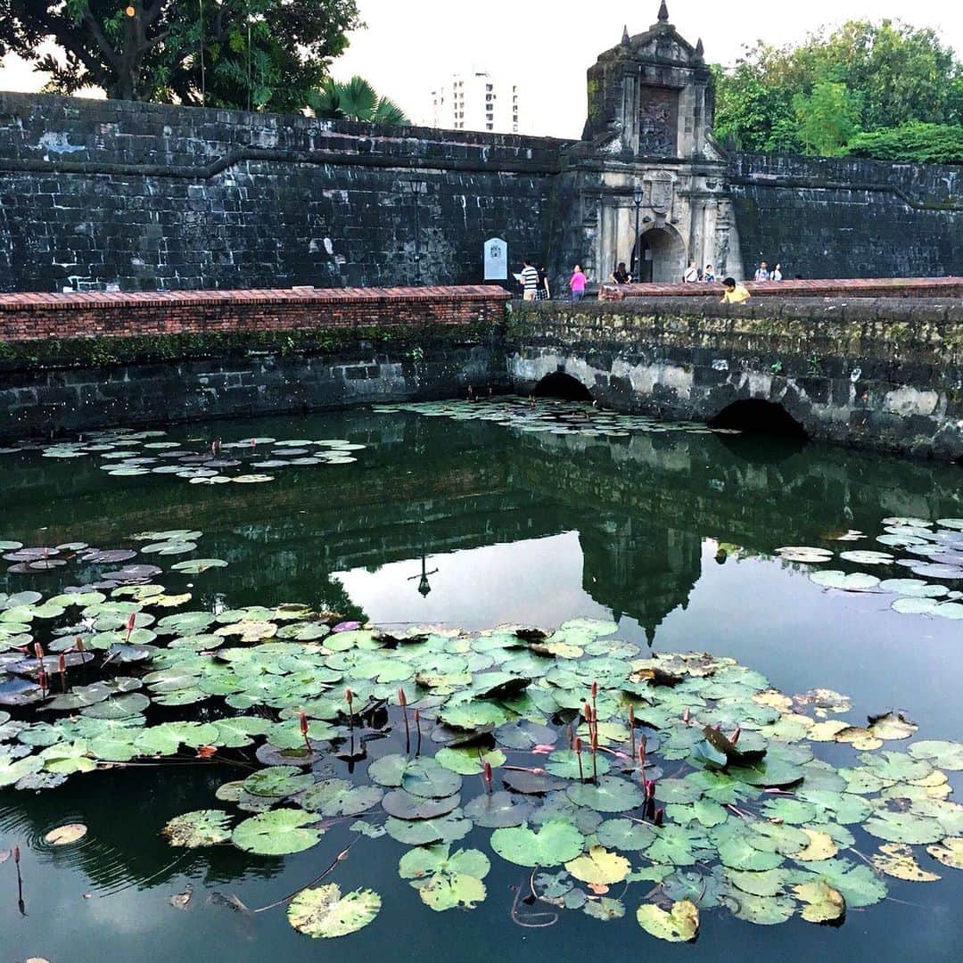 AirAsia (公式) さんのインスタグラム写真 - (AirAsia (公式) Instagram)「【連載】歴史と今が共存する街 フィリピン首都 ”マニラ”特集①﻿ ﻿ フィリピンのマニラ首都圏（メトロマニラ）に焦点を当て、知られざるマニラの魅力をご紹介する特集です。（企画協力： @manilovemedia）﻿ ﻿ 第1弾は「スペイン情緒の残る旧市街」編です。﻿ ﻿ スペイン統治時代の面影が残るマニラの旧市街エリア。﻿ ﻿ 旧城壁都市イントラムロスでは、スペイン統治時代に建てられたサンチャゴ要塞やマニラ大聖堂などの当時の街の名残を感じることができます。﻿ ﻿ マニラの歴史ある建築物や街並みを体感しながら、異国情緒に触れてみてはいかがでしょうか？﻿ ﻿ 1枚目：カーサ・マニラ（当時の上流階級家庭）﻿ 2枚目：マニラ大聖堂﻿ 3枚目：サンチャゴ要塞 ﻿ ﻿ ［Now Everyone Can Fly］﻿ エアアジアならフィリピンの首都マニラへ！関西国際空港からマニラへ直行便を毎日運航しています。 ﻿ ﻿ ◼◼企画協力◼◼﻿ 新しいマニラが見つかるメディア「マニラブ」 ﻿ @manilovemedia﻿ ﻿ マニラの古き良きものから新しい変化までを現地在住者の目線で捉え、新しいマニラの魅力を発信しています。」9月4日 19時52分 - airasia_jpn