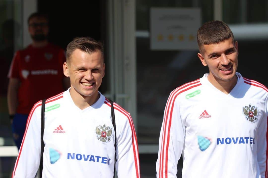 デニス・チェリシェフのインスタグラム：「@romainnewton 🇷🇺⚽️⚔️」