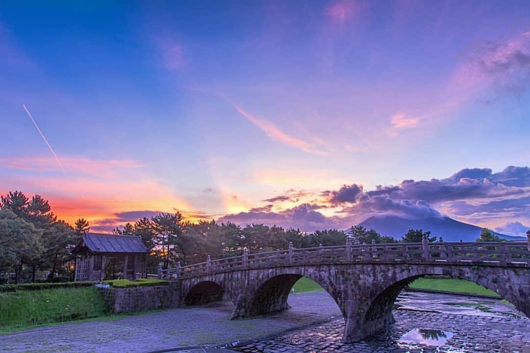 鹿児島よかもん再発見さんのインスタグラム写真 - (鹿児島よかもん再発見Instagram)「早起きして早朝の石橋記念公園へ(^-^)/ 元々、写真映えする場所ですけど、日の出はやはり味がでますね🎶  10月ぐらいには日の出の位置が桜島の頂上付近になり、ダイヤモンド桜島になるみたいですが、構図的には今の位置が個人的に好きなのです(^-^)/※と、言っても初めてここでの日の出を見たのですが‥  四季や時間、天気で変わる身近な風景、何気ない毎日の中にある素敵な構図、写真て楽しいですし、鹿児島ってやっぱり最高ですね✨  #鹿児島 #鹿児島観光 #石橋記念公園 #朝焼け #石橋 #kagoshima #japan #bridge #カメラブ #tanddフォトコンテスト2019  #discover #東京カメラ部」9月4日 19時55分 - kagoshimayokamon