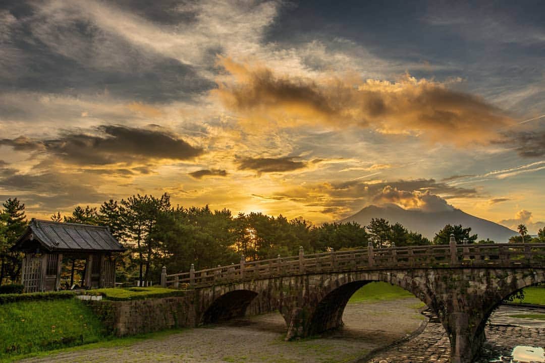 のインスタグラム：「早起きして早朝の石橋記念公園へ(^-^)/ 元々、写真映えする場所ですけど、日の出はやはり味がでますね🎶  10月ぐらいには日の出の位置が桜島の頂上付近になり、ダイヤモンド桜島になるみたいですが、構図的には今の位置が個人的に好きなのです(^-^)/※と、言っても初めてここでの日の出を見たのですが‥  四季や時間、天気で変わる身近な風景、何気ない毎日の中にある素敵な構図、写真て楽しいですし、鹿児島ってやっぱり最高ですね✨  #鹿児島 #鹿児島観光 #石橋記念公園 #朝焼け #石橋 #kagoshima #japan #bridge #カメラブ #tanddフォトコンテスト2019  #discover #東京カメラ部」