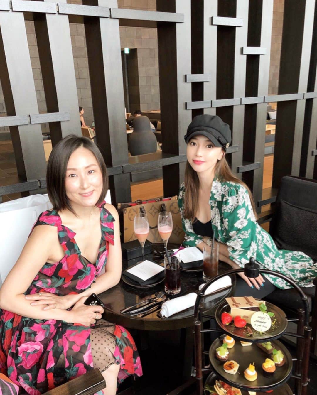 ICONIQさんのインスタグラム写真 - (ICONIQInstagram)「_ Had a lovely catch up with @choyo_joo 언니😘💕 & Thank you for remembering my Birthday!!! @choyo.official @lemonplet.official ♥️」9月4日 19時56分 - iqaymiq