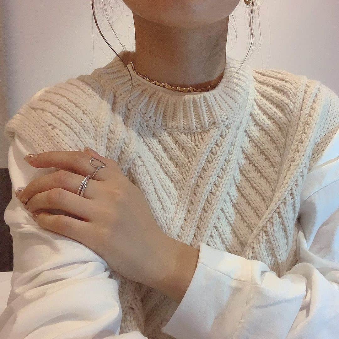 高田茉実さんのインスタグラム写真 - (高田茉実Instagram)「来週から発売の knit vest✔︎✔︎ 中のロンTも❤︎ @lilou__official」9月4日 19時57分 - __mamico
