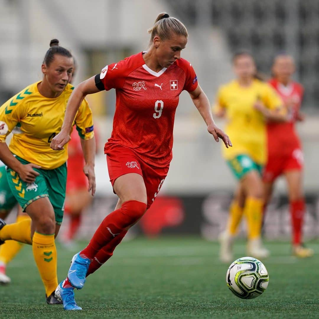 Ana Maria Crnogorcevicさんのインスタグラム写真 - (Ana Maria CrnogorcevicInstagram)「what an emotional start into our first game🙏🇨🇭it was not easy for me and all my teammates, but we got this win for you Flori❤️! Great start and a good performance on our road to the Euros2021!! And also a big THANK YOU to all my teammates to achieve this little crazy record of 54goals for the national team, clearly not possible without you❤️🤘! and hopefully many more to come😅😅! ✌🏻😘 #swiss #team #weuro2021 #roadtoengland2021」9月4日 19時59分 - ana_crnogorcevic