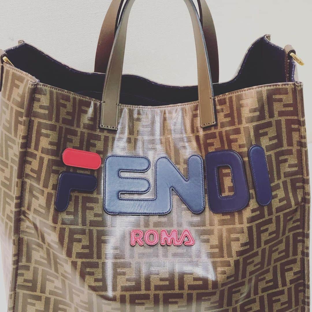 高橋真麻のインスタグラム：「地方ロケの時はいつもこの鞄。  #FENDI #いっぱい入る」