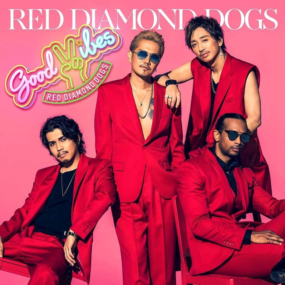 月刊EXILEさんのインスタグラム写真 - (月刊EXILEInstagram)「【RED DIAMOND DOGS】 本日発売‼️ RED DIAMOND DOGS NEWシングル「GOOD VIBES」💿✨ 昨年、松坂大輔投手の応援ソング「RED SOUL BLUE DRAGON」を発表し、EXILE最新ドームツアーのファイナル公演へのサプライズ出演も話題を呼んだ、EXILE ATSUSHI率いる4人組バンド、RED DIAMOND DOGS✨  2019年本格始動となるNEWシングルは、"今年の夏はこの曲で、グッドなバイブスになって盛り上がって頂きたい！"という願いを込めて制作した表題曲「GOOD VIBES」含む、新曲全4曲収録🎙🎶 ◆◇◆◇◆◇◆◇◆◇◆◇◆◇◆◇◆◇◆◇◆◇◆◇◆ 現在発売中の『月刊EXILE 10月号』では、RED DIAMOND DOGS特集を掲載📚夏を感じさせる軽快なバンドサウンドが光る今作は、開放的な雰囲気を醸し出すこの楽曲で、日本の夏を盛り上げます☀️巻頭では、RDDについてメンバー全員に話を聞いたインタビューをお届けします📝 ◆◇◆◇◆◇◆◇◆◇◆◇◆◇◆◇◆◇◆◇◆◇◆◇◆ 【商品形態】 ①【CD＋DVD】 RZCD-86914/B 1,800円＋税  ②【CD】 RZCD-86915 1,200円＋税 . . 【収録内容】 【CD】 1. GOOD VIBES 2. Interstellar Vibrations 3. U.F.O feat. Afrojack, Chico Rose 4. Promise... 5. GOOD VIBES（Instrumental） 6. U.F.O feat. Afrojack, Chico Rose（Instrumental） 7. Promise...（Instrumental） . . 【DVD】 GOOD VIBES (Music Video) -------------------------------------------- EXILE mobile http://m.ex-m.jp/」9月4日 20時00分 - exile_magazine