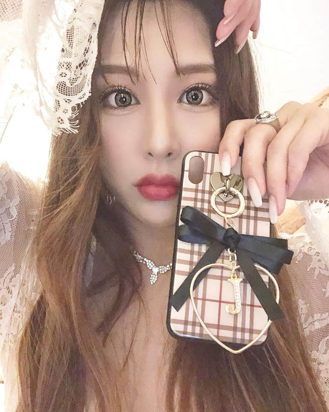 のインスタグラム：「New iPhone case💗💗💗 @alamain2018 . . とっても可愛いハンドメイドの iPhoneケースを発見しちゃったよ🌟 . . これからの季節にも、オールシーズンでも 使える大人っぽいチェック柄の ガラスコーティングのケースに 大好きなハートとリボンのチャームが 付いている上に、イニシャルも...💗 . . 大抵のところでWがない私は こういうの時Jにしてるの😂 . jinguのJでもありJcupのJでもあるし ハンドメイドとか1点ものが 大好物は私にはたまらない💗💗💗 . . そしていまならなんと 【✨RAKUTEN SUPER SALE開催中✨】 ⚠️MAX50%OFF⚠️ 9/4 20:00〜 9/11  1:59 まで . 他にもいろんな種類のあるようで なかった可愛いケースがあるよ🌟 @alamain2018 プロフィールのURLから みてみてね💗 . . 自分のイニシャルがない人は Jにしてくれたら嬉しいな🥺❤️ . #alamain #iPhoneケース #iPhonecase  #ハンドメイド #ハンドメイド作品  #ハンドメイド作家  #ハンドメイド雑貨 #プチプラ#韓国ファッション #可愛い #handmade #makeup #make #kawaii #整形メイク #人形メイク #韓国風メイク #ootd #outfit #wakanabody #wakanastyle #顔の歪み激しい系女子 #どっちかに曲がってるw 1枚目はどこかのポスターみたいなポーズを イメージして撮って 2枚目は韓国人の可愛いこになりたい人の ポーズをイメージして撮ったよw」