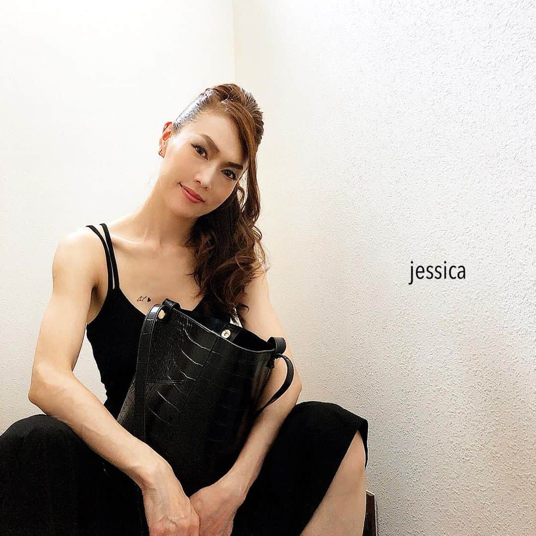 jessicaのインスタグラム：「＊ ＊ ＊ #17Kg#バッグ #S47年式#40代 #アラフィフ#ファッション#コーデ #筋トレ ＊ 小物もブラックにして 大好物な #オールブラックコーデ ❤︎ @17Kg_official ＊ #他撮り#17Kg#イチナナキログラム ＊ Thanks always‼︎ jessica❤︎」