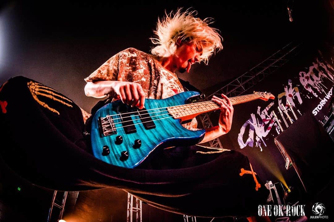 Julen Esteban-Pretelのインスタグラム：「@ryota_0809 in Monterey during the Mexico leg of @oneokrockofficial’s “Eye of the Storm“ World Tour.  A very Happy 30th Birthday to this awesome bassist and dude.  #oneokrock #julenphoto #TOURDREAMS Shot with @nikonjp: Nikon D7100, Nikkor DX 10.5mm f/2.8, ISO3200, 10.5mm 1/400s at f/2.8, Flash fired #nikon #nikonjp #clubnikonjapan」
