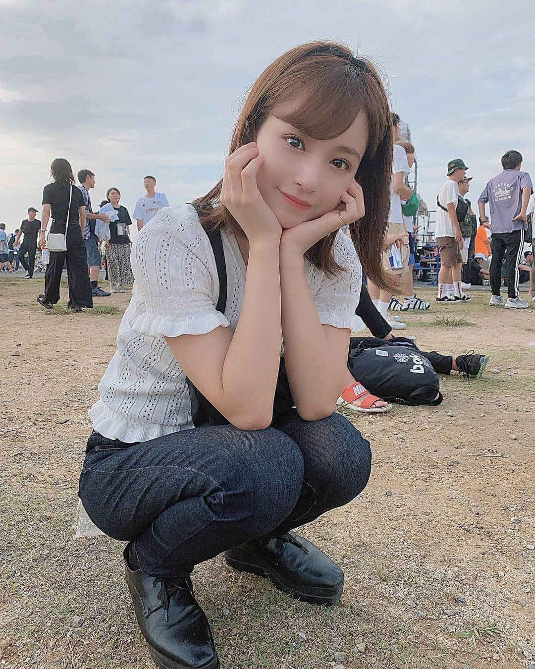 近藤里奈さんのインスタグラム写真 - (近藤里奈Instagram)「𓂃𝐟𝐞𝐬𝐭𝐢𝐯𝐚𝐥𓂃﻿ ﻿ ﻿ ﻿ ﻿ この日は初野外フェスへ ❁﻿ ﻿ 前に行くほど熱気がすごかった〜﻿ ﻿ ﻿ ずっと観たかったアーティストさん方が﻿ いっぱい揃っていて幸せな時間でした😌💭﻿ ﻿ ﻿ ﻿ このiPhone caseは @alamain2018 のもので﻿ 全部ハンドメイドで自分のイニシャルがついていて﻿ とってもかわいいの ʚ♡ɞ﻿ ﻿ 只今、𝘙𝘈𝘒𝘜𝘛𝘌𝘕 𝘚𝘜𝘗𝘌𝘙 𝘚𝘌𝘓𝘌 にて﻿ ゲットできます🧚🏻‍♀️﻿ ﻿ 𝘔𝘈𝘟 50% 𝘖𝘍𝘍  𝟵/𝟰 𝟮𝟬:𝟬𝟬〜𝟵/𝟭𝟭 𝟭:𝟱𝟵 ﻿ までとなっております ಇ﻿ ﻿ @alamain2018  のプロフィールから﻿ チェックしてみてください🌷﻿ ﻿ ﻿ みんなでお揃いにしましょう〜 ♡﻿ ﻿ ﻿ ﻿ この日の𝘵𝘰𝘱𝘴 は @u_dresser です ୨୧﻿ ﻿ ﻿ 早く着たくて届くまでずっとわくわくで﻿ 実際着てみたらやっぱりかわいい🤤﻿ ﻿ お気に入り𓂃﻿ ﻿ ﻿ ﻿ #野外フェス #はじめて #たのしすぎた﻿ ﻿ ﻿ ﻿ ﻿」9月4日 20時05分 - rina_kondo_0223