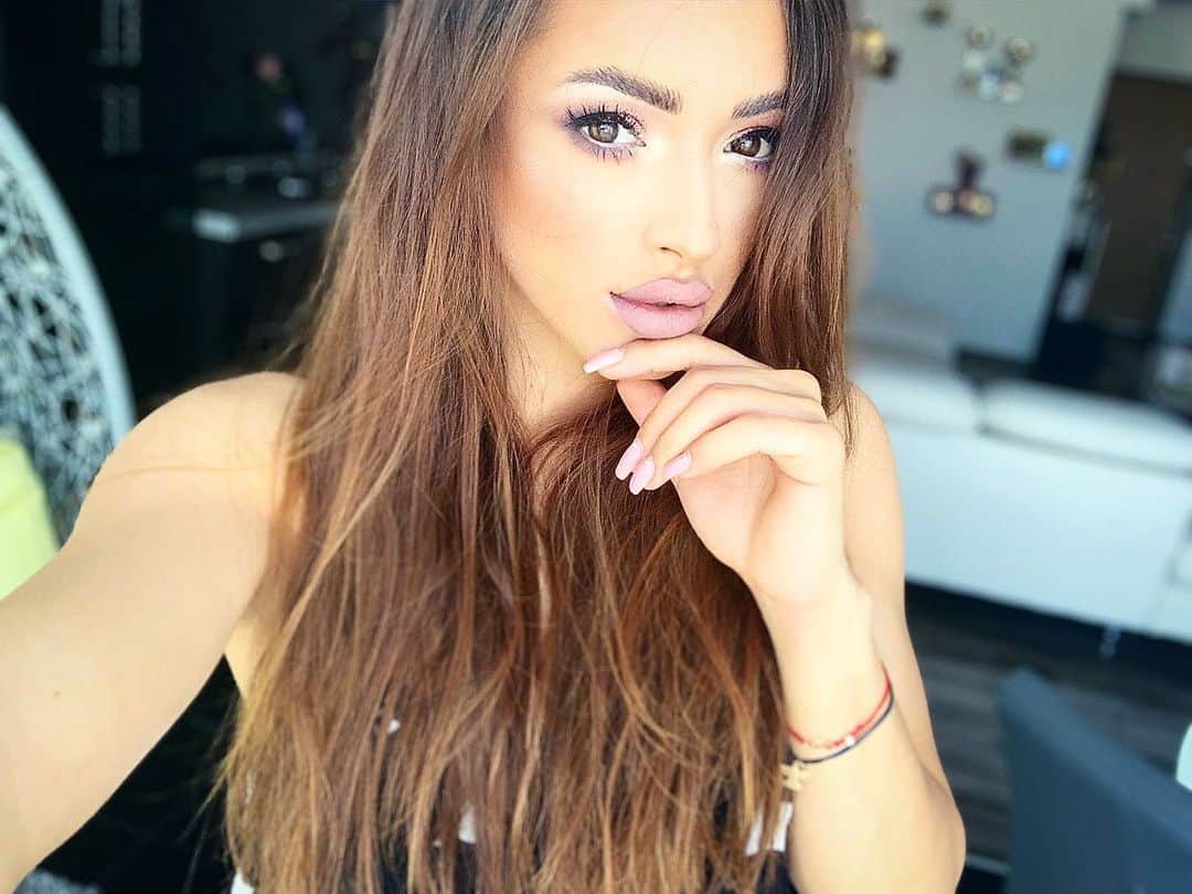 ラリサ・ヨルダケのインスタグラム：「Make-up by @makeupflorina 💕 #iminlove  check her account and you'll see how amazing she is☺️」