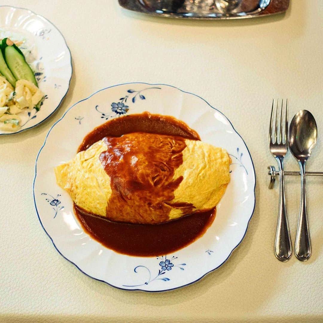 Hanako公式さんのインスタグラム写真 - (Hanako公式Instagram)「✍️本の中で見つけた、すてきな京都。﻿ ﻿ ﻿ 行列のできる老舗喫茶〈スマート珈琲店（2階）〉。ランチ限定で2階を開き、洋食を出している。人気は「オムライス」ケチャップチキンライスを半熟の薄焼き卵が包み、デミグラスソースを添えてある。軽やかな味わいに気分もふわり。﻿ ﻿ 📚「「ああ、京都にきたんだなぁ」という気分になるから不思議。」﻿ 伊藤まさこ『京都てくてくはんなり散歩』より。﻿ ﻿ ﻿ 【Hanako_京都のほんと。発売!!】﻿ #Hanako #Hanako_magazine  #和カフェ #京都カフェ #京都グルメ #京都スイーツ #京都ランチ #京都居酒屋  #京都旅行 #京都観光 #京都かき氷 #奈良カフェ #和菓子好き #パフェ好き #スイーツ巡り #カフェ巡り#kyotocafe #cafe #kyoto #スマート珈琲店 #喫茶店巡り #photoby_YoshikoWatanabe #Hanako京都﻿ ﻿ ﻿」9月4日 20時12分 - hanako_magazine