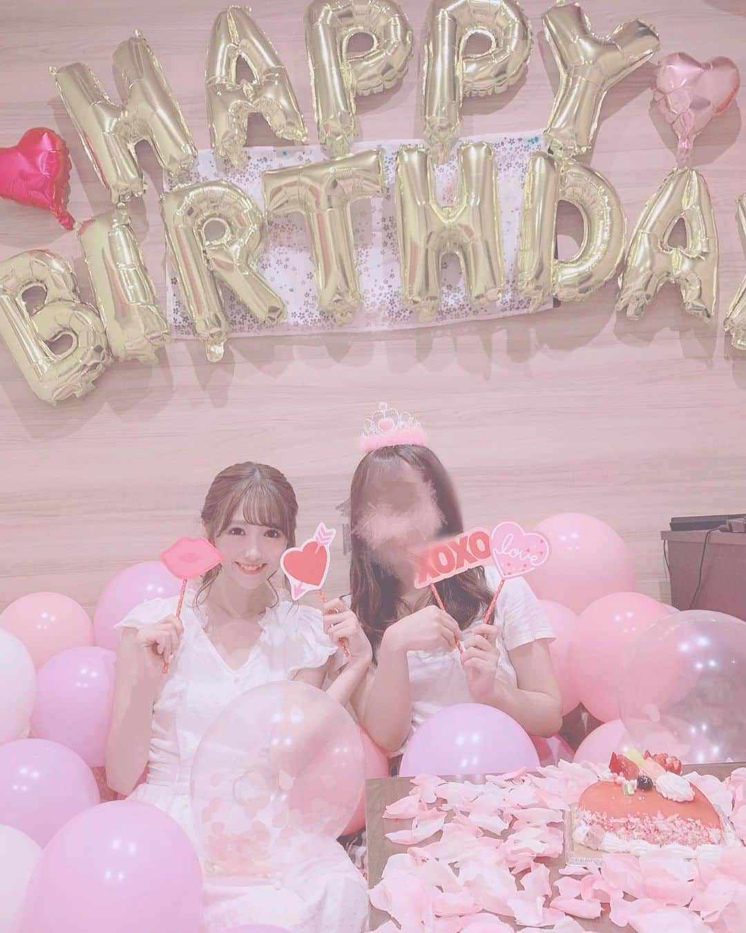 田口未彩のインスタグラム：「❤︎ . . 3日間オフだったので実家に帰ってました😊 ちょうど親友のお誕生日だったから 幼馴染と協力して誕生日サプライズしたよ🎂💗💗 . めちゃめちゃ喜んでくれてほんとによかった！ みぃまでうれし💗 お誕生日おめでと💗大切な人大好きな人💗 . . 地元が大好きだなあって思えてきたのは親友と、 幼馴染のおかげ🎀 素敵な人たちに出会えて幸せだなあって改めて思えた🥺💗 . . . #誕生日 #お誕生日 #サプライズ #お誕生日サプライズ #誕生日サプライズ #インスタ映え #バルーン #風船 #飾り付け #ピンク #映え #キラキラ #量産型 #量産型女子 #ピンク加工」
