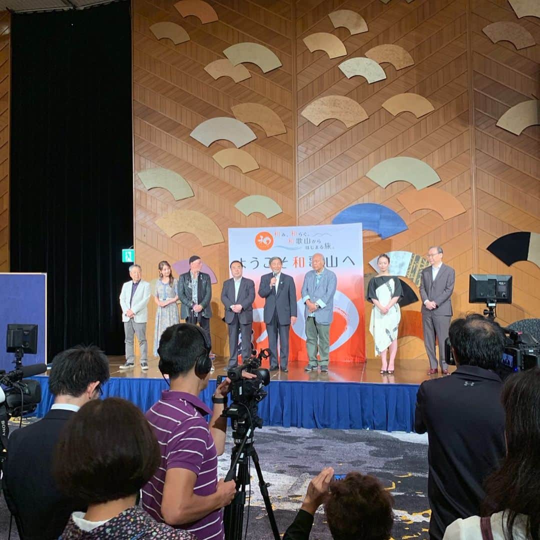本谷紗己さんのインスタグラム写真 - (本谷紗己Instagram)「ホテルニューオータニ東京にて行われました ﻿ ﻿ #高野山熊野を愛する100人の会 ﻿ ﻿ レセプションパーティー👗﻿ ﻿ ﻿ ﻿ 素晴らしい方々と一緒にステージに上がることができ、スピーチもさせて頂きました。﻿ ﻿ 高野山熊野を愛する100人の会のホームページも﻿ 開設されましたので、ぜひ見てみてくださいね☺️✨﻿ ﻿ ﻿ 普段お会いできないような方々とすてきなご縁を結んで頂けてとても嬉しいです。﻿ ﻿ ﻿ 今後も、自分らしい文章や表現で﻿ 和歌山の魅力をお伝えするお手伝いができればいいなと思います☺️💓﻿ ﻿ 和歌山関連タグ﻿ #insta_wakayama﻿ #wakayama﻿ #わくわく編集部﻿ #nagomi_wakayama ﻿ #おいしい健康わかやま  #tasty_healthy_wakayama  #nagomi_wakayama ﻿ #和歌山 ﻿ ﻿ ﻿ ﻿ #さぴ和歌山 ﻿ #デューク更家 さん﻿ #辻本好美 さんとお写真﻿ ﻿ #仁坂知事 ﻿ #荒俣宏 さん﻿ #澤和樹 さん﻿ #濱口道雄 さん﻿ #夢枕獏  さん﻿ 交流会でもありがとうございました☺️☺️﻿ ﻿ ﻿  #ホテルニューオータニ」9月4日 20時14分 - sappyon38