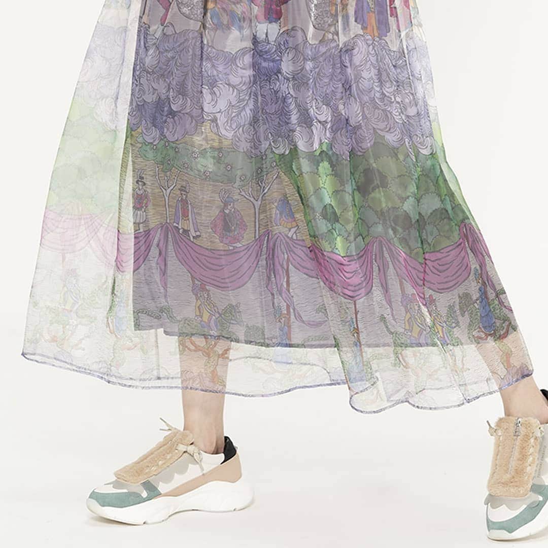 TSUMORI CHISATO Officialさんのインスタグラム写真 - (TSUMORI CHISATO OfficialInstagram)「Seasonal print: Noble Garden! 💐 Now available! #tsumorichisato #newcollection #prefall2019 #japan #japanesedesigner #ootd #blouse #skirt #eshop #details #portrait」9月4日 20時17分 - tsumori_chisato