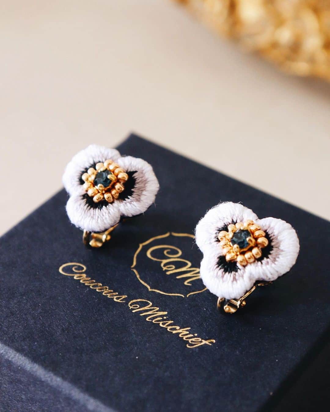 handmade shopのインスタグラム：「お花のアクセサリーリニューアルしました🌟﻿ ﻿ お花の真ん中のビジューはスワロフスキーを、﻿ 裏側の生地は柔らかいピッグスウェードを﻿ 使用しています﻿ ﻿ 一粒サイズのお花は﻿ デザインは今までのままで﻿ 使用する素材をグレードアップさせました﻿ ﻿ 小粒サイズは今回からの new デザイン﻿ 下についているパールは高級淡水パールです﻿ 耳元に収まりやすいサイズで﻿ どこか品を感じさせる作品になります﻿ ﻿ ﻿ 今回の販売では﻿ ピアス、イヤリングはパンジーデザインのみ﻿ 月を追うごとに違う形のお花や違うカラーを﻿ 増やしていこうと思います◯﻿ ﻿ 2019AWは9/6のonline shopオープンから﻿ スタートです﻿ ﻿ ﻿ ﻿ 9月のonline shopオープンのお知らせ﻿ ﻿ 9/6(金)21:00から4日間﻿ online shopをオープンします﻿ ﻿ 今回からお花のアクセサリーを﻿ 受注生産にて販売します﻿ ﻿ 受注生産だと売り切れになることは﻿ ありませんのでごゆっくりと﻿ お買い物を楽しんでいただけます😊﻿ ﻿ ﻿ 今回販売するのは﻿ ピアス、イヤリング、ブローチです﻿ ﻿ いつもの一粒サイズに加えて﻿ 小粒サイズも今回から販売いたします﻿ ので楽しみにされていてください﻿ ﻿ ﻿ ﻿」
