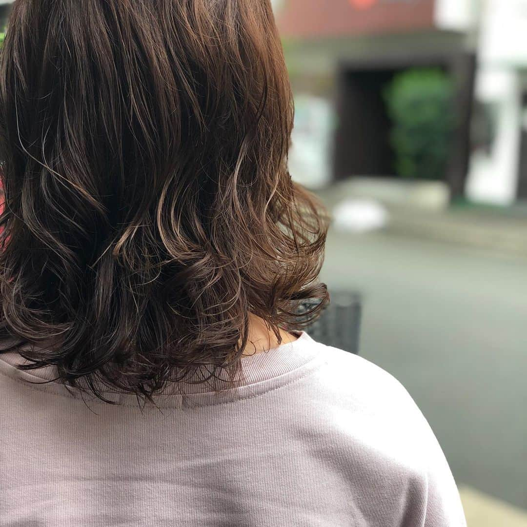 【北堀江・美容室 peaks hair】のインスタグラム：「ベイクドアッシュブラウン✨✨ おすすめ秋色カラーです😊  ハイライトも入っているので巻いた時に動きもでますよ😊  スタイリスト  堀口  #peakshair #ピークスヘアー#堀江#北堀江#美容室##Instahair#hairstyle#Instafashion#イルミナカラー#小顔#美意識#おしゃれな人と繋がりたい#おしゃれ#お洒落#ヘアアレンジ#ヘアスタイル」