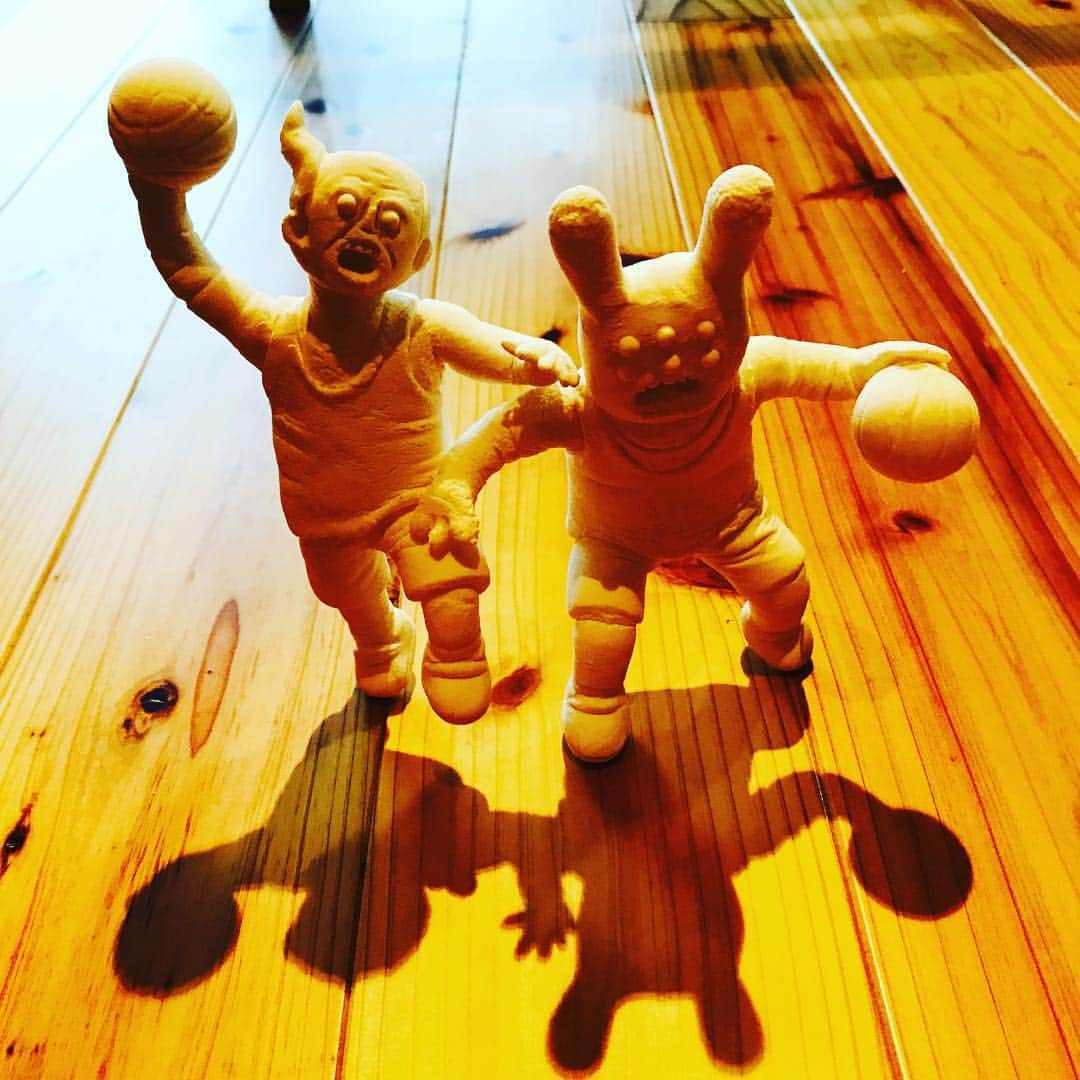 デハラユキノリのインスタグラム：「タイ、バンコクの個展用SATOSHI&MORLIN BASKETBALL #satoshiyamamoto  #morlin #dehara #deharayukinori」