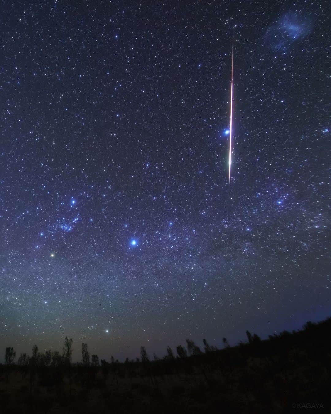 KAGAYAさんのインスタグラム写真 - (KAGAYAInstagram)「特大の流れ星（火球）を撮影することができました。 火球がかすめる明るい星はカノープス。写真中央やや左下の明るい星はシリウスです。 夜空に輝く恒星のうち最も明るい二つの星がこのシリウスとカノープスですが、それよりもはるかに明るい流れ星でした。（先週オーストラリアにて） #星空 #オーストラリア #australia」9月4日 20時51分 - kagaya11949