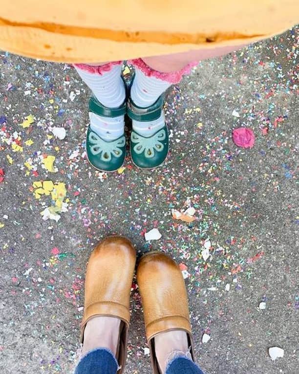 ダンスコのインスタグラム：「Honey bee yourself. #mommyandmestyle Thanks to @heyrachelmcinnis for the pic! . . . #dansko #instalove #clogs #shoes #danskos #justyourfavorites #instagood #danskostyle #comfort #newshoes」