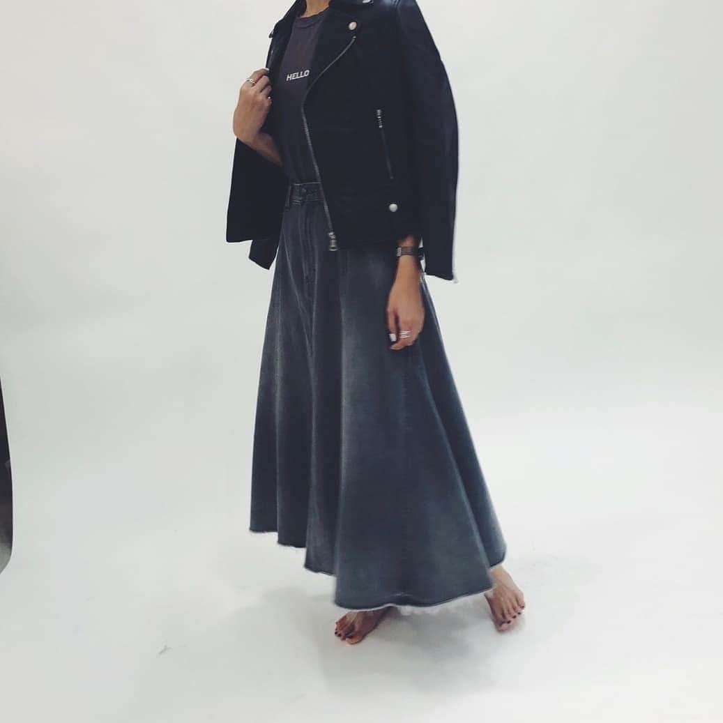 Moname Official Instagramさんのインスタグラム写真 - (Moname Official InstagramInstagram)「． ドレープ感がちょうどいい！デニムフレアースカート。 丈感もくるぶし上で重くなりすぎず、 裾がタチキリになっているので 軽やかな印象に仕上がっています。 ムラの無い昔ながらのシボ系デニムで、 甘織りなので軽やかさとソフトな風合いが特徴です。 . Black Flare Skirt No.41193234 Color. GRY ¥16,000 +tax . height 163cm #moname #モナーム #moname_code #19AW #デニムコーデ #denim #jeans #ootd #デニム #モテデニム #デニム女子 #パンツ #カジュアルコーデ #シンプルコーデ #着回しコーデ #今日のコーデ #ママコーデ #ママファッション #おちびコーデ #着画 #ラフコーデ #きれいめコーデ #ワイドパンツ #秋コーデ #高見えコーデ #着回し #160cm #パリジェンヌ #パリジャン #大人女子」9月4日 20時53分 - moname.official