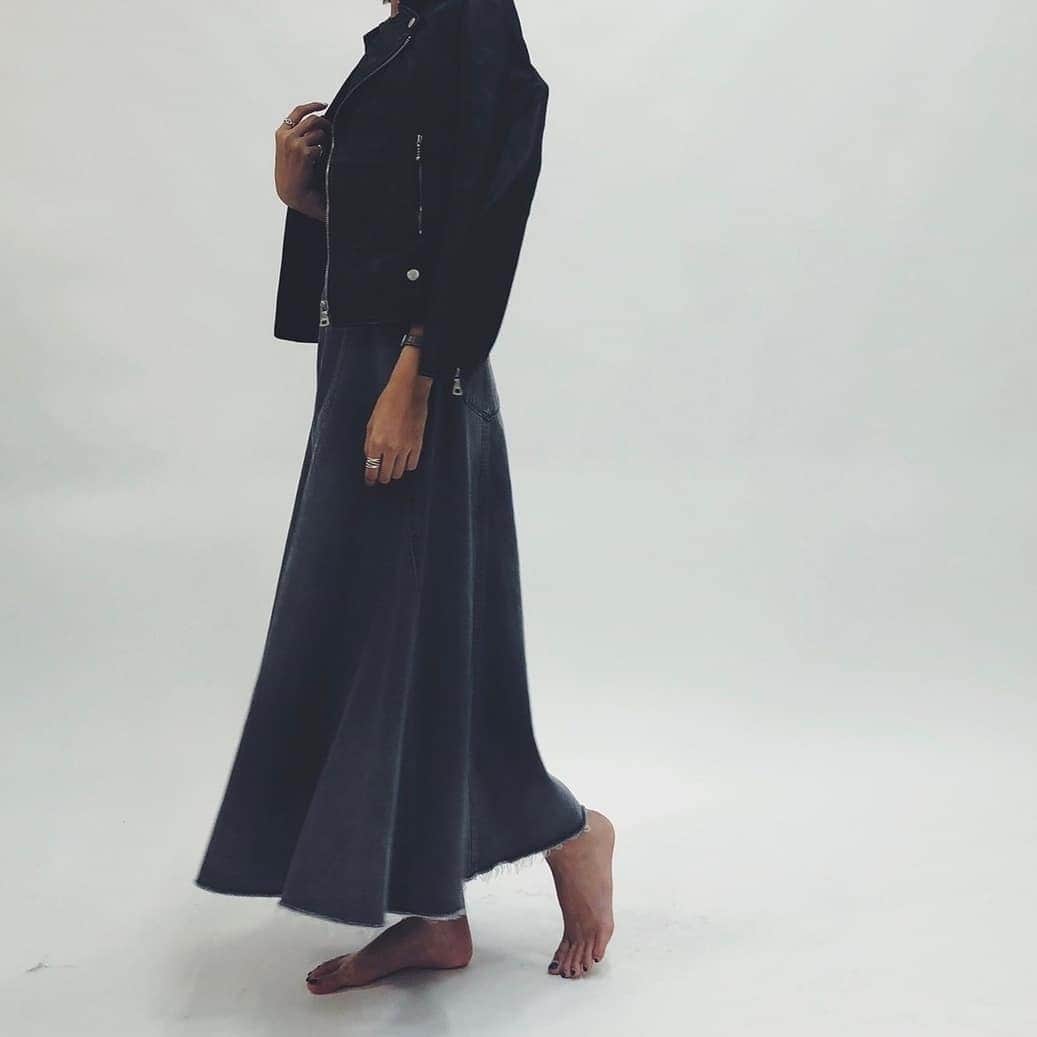 Moname Official Instagramさんのインスタグラム写真 - (Moname Official InstagramInstagram)「． ドレープ感がちょうどいい！デニムフレアースカート。 丈感もくるぶし上で重くなりすぎず、 裾がタチキリになっているので 軽やかな印象に仕上がっています。 ムラの無い昔ながらのシボ系デニムで、 甘織りなので軽やかさとソフトな風合いが特徴です。 . Black Flare Skirt No.41193234 Color. GRY ¥16,000 +tax . height 163cm #moname #モナーム #moname_code #19AW #デニムコーデ #denim #jeans #ootd #デニム #モテデニム #デニム女子 #パンツ #カジュアルコーデ #シンプルコーデ #着回しコーデ #今日のコーデ #ママコーデ #ママファッション #おちびコーデ #着画 #ラフコーデ #きれいめコーデ #ワイドパンツ #秋コーデ #高見えコーデ #着回し #160cm #パリジェンヌ #パリジャン #大人女子」9月4日 20時53分 - moname.official