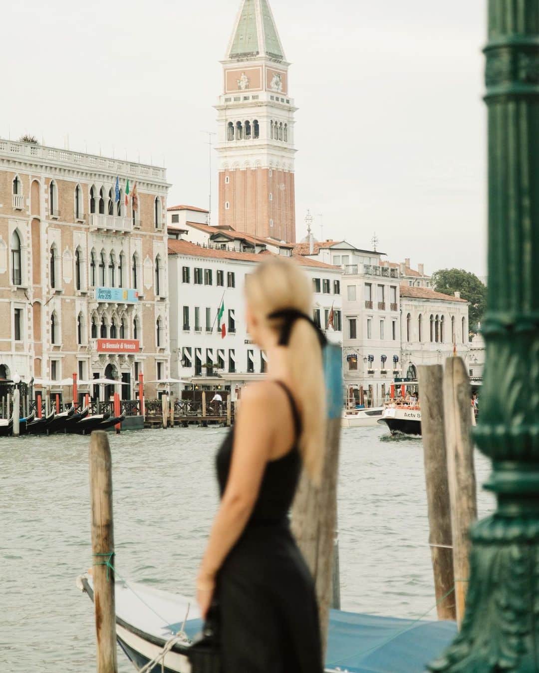 Carin Olssonさんのインスタグラム写真 - (Carin OlssonInstagram)「Before sunset in Venice ✨ (Photo: @yleniacuellar)」9月4日 20時56分 - parisinfourmonths