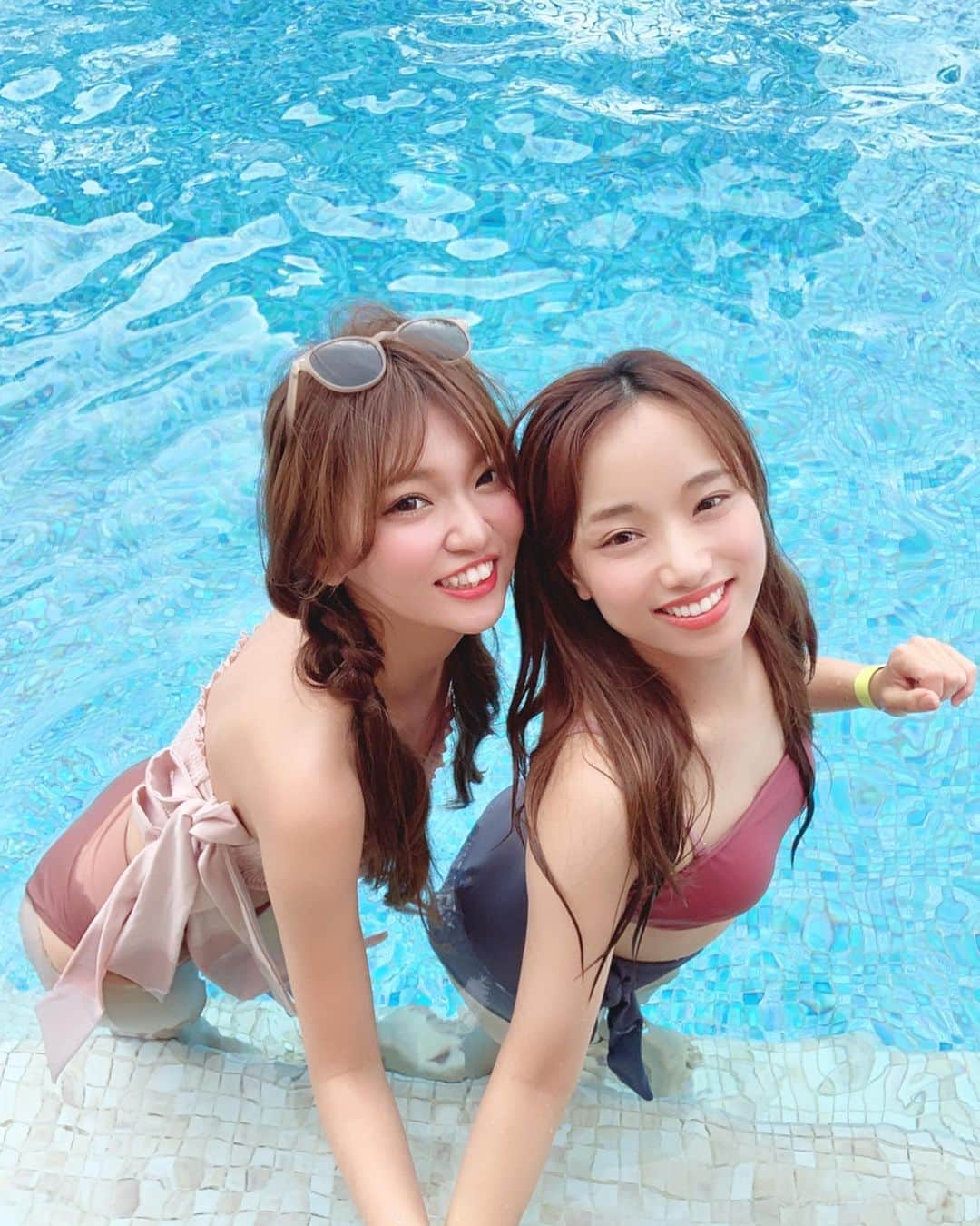 いっちゃん/嶋津 いつみのインスタグラム：「. . 最高に楽しかったことが よく伝わる写真ですね🙋🏼‍♀️💕ww . . . . 来週もまた仲良しメンバー4人で ご飯行くねん😍🦀✨ . . . その楽しみがあるから 今週のハードスケジュールも頑張れる💪🏻💨💨💨 . . . . . #関西  #関西サロモ  #サロンモデル #サロモ #いっちゃん  #フリーモデル #関西モデル  #あざといっちゃん #かわいっちゃん #いっちゃんコーデ #ブライダルモデル #アレンジモデル #ヘアカラー  #ヘアアレンジ #ootd #撮影依頼受付中 #編みおろし会モデル #水着  #プール . . . . . .  9月のお仕事依頼受付中です🧚🏻‍♀️💜 .」