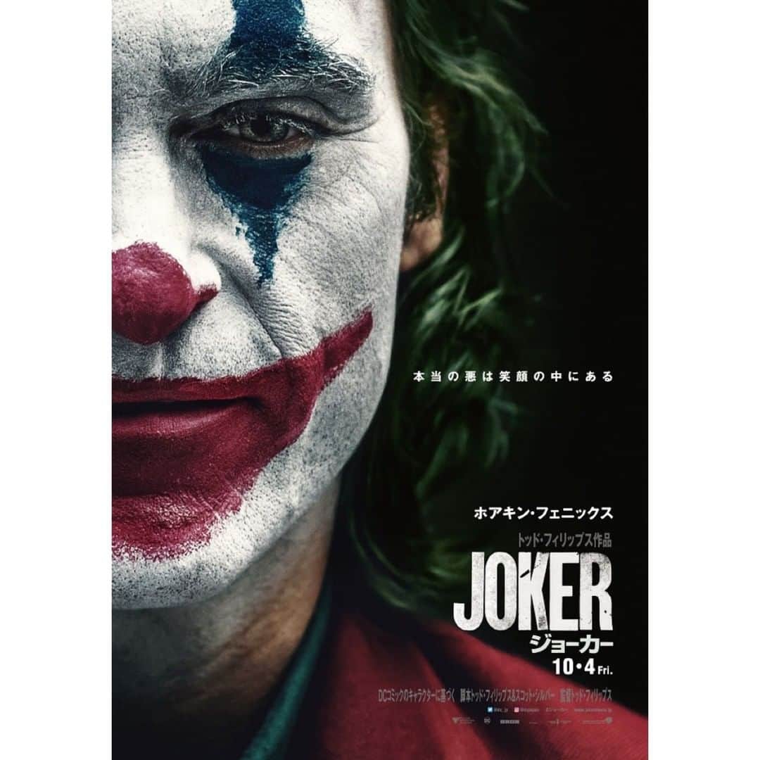 のインスタグラム：「・ ＼本ポスター解禁🤡✨／ ＜悪のカリスマ＞ジョーカー誕生に迫る衝撃作！ ・ 『ジョーカー』（2019年製作）﻿ 原題：Joker ・﻿ 上映日：2019年10月4日／製作国：アメリカ／上映時間：122分 ・﻿ あらすじ▼▼▼﻿ 「どんな時も笑顔で人々を楽しませなさい」という母の言葉を胸にコメディアンを夢見る、孤独だが心優しいアーサー。都会の片隅でピエロメイクの大道芸人をしながら母を助け、同じアパートに住むソフィーに秘かな好意を抱いている。笑いのある人生は素晴らしいと信じ、ドン底から抜け出そうともがくアーサーはなぜ、狂気溢れる<悪のカリスマ>ジョーカーに変貌したのか? 切なくも衝撃の真実が明かされる！ ・﻿ #ホアキンフェニックス #JoaquinPhoenix #ロバートデニーロ #RobertDeNiro #ジョーカー #Joker #movie #cinema #映画部 #映画 #Filmarks ・ © 2019 Warner Bros. Ent. All Rights Reserved” “TM & © DC Comics”」