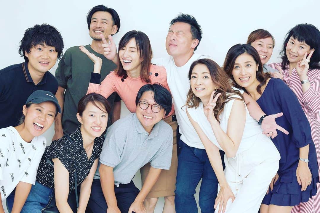 前田ゆかのインスタグラム：「撮影後は、 みんなで記念フォト✨  読者モデルさんも 一緒でしたので、 また華やかに アップデート！  たのしい〜たのしい撮影です♪ #美ST #beauty #skincare #shooting」