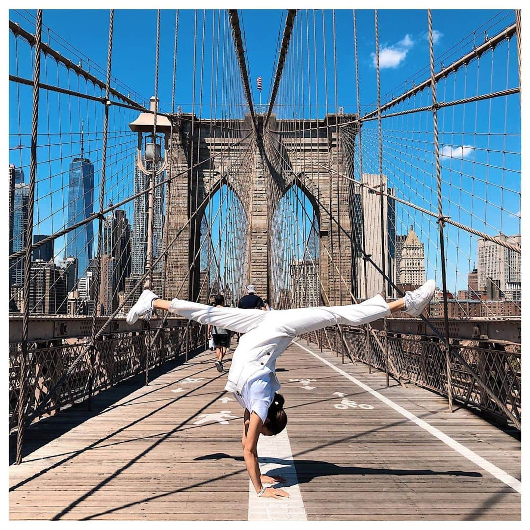 岡部紗季子さんのインスタグラム写真 - (岡部紗季子Instagram)「“ BRIDGE #gymnastics #handstand #handstandsplit #yoga #movement #bridge #NYC #brooklynbridge #体操 #倒立女子 #ブルックリン #ニューヨーク #🌉 #🤸🏽‍♀️ . . . #逆立ち女子 #ブルックリン橋 . ブルックリン橋歩いて渡ったら 日焼けした...👱🏽‍♀️👱🏽‍♀️👱🏽‍♀️」9月4日 21時02分 - sakiko_okabe516