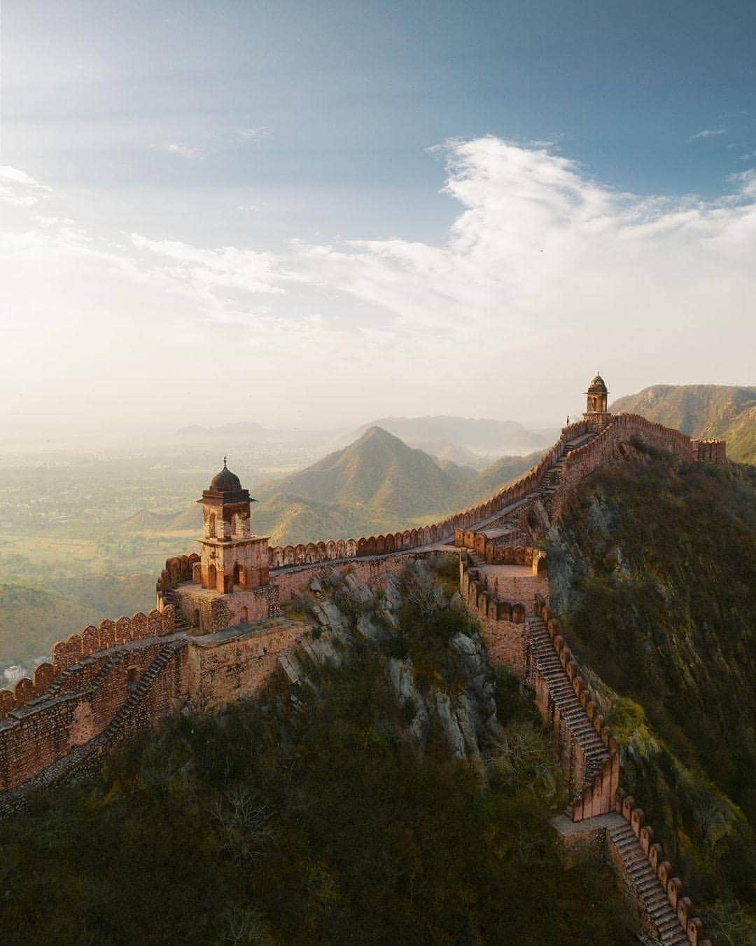 BEAUTIFUL DESTINATIONSさんのインスタグラム写真 - (BEAUTIFUL DESTINATIONSInstagram)「"High up on the hills surrounding Jaipur, you'll find this incredible 430 year-old fort." Amber Fort is located 11 km outside of Jaipur city. We recommend taking the local bus to access the fort, they can be crowded but are an inexpensive and immersive way to access the fort! (📷: @emmett_sparling 📍: Amber Fort, India)」9月4日 21時04分 - beautifuldestinations