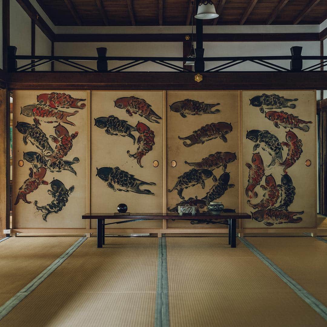 清水寺さんのインスタグラム写真 - (清水寺Instagram)「CONTACT Where the World Meets Japanese Art and Culture | CONTACT つなぐ・むすぶ日本と世界のアート展  9.1 - 9.8, 2019  場所:清水寺 成就院 棟方志功 MUNAKATA Shiko  3年に一度、世界の美術館、博物館関係者が一堂に会するICOM（アイコム/国際博物館会議）。本年実施の京都大会を記念し、9月1日（日）から8日（日）まで当山諸堂にて、日本と世界アートにおける両者の接点（コンタクト）をテーマにしたアート展が開催されます。 「美術、文学、映画、マンガの各分野で、世界と日本のアーティスト、クリエイターがどのように影響を与え合い、響き合ってきたか。その軌跡を展観する」ことを趣旨に、アンリ・マティス、宮沢賢治、手塚治虫など、時代や国、ジャンルを超越した作品が集結。展覧会の総合プロデューサーの小説家・原田マハ氏による全作品の解説と、展覧会の関連小説書「20 CONTACTS 消えない星々との短い接触」からの一部抜粋が掲載されたタブロイド紙が無料配布され、小説と合わせて作品を鑑賞できる大変ユニークな内容となっています。 会期中、大講堂ではトークイベントも開催。俳優の竹中直人氏や、映画監督の山田洋次氏といった多彩なゲストと原田マハ氏のアート談義が展開します。  通常非公開の成就院と、重要文化財・経堂を会場として特別に内部公開するほか、西門と馬駐には加藤泉氏の新作が展示されるなど、屋内・屋外の各所で作品を鑑賞いただくことができます。お参りと合わせ、境内をゆっくりと周って、心豊かな時間をもっていただければ幸いです。  www.contact2019.com ‪#kyoto #kiyomizudera #temple #japan #2019#清水寺#京都#日本‬#peace#peacefulworld#平和#世界平和#成就院#Jojuin#garden#庭#moon#月#summer#bright#calm #sublime#rain#exhibition#棟方志功」9月4日 21時06分 - feel_kiyomizudera