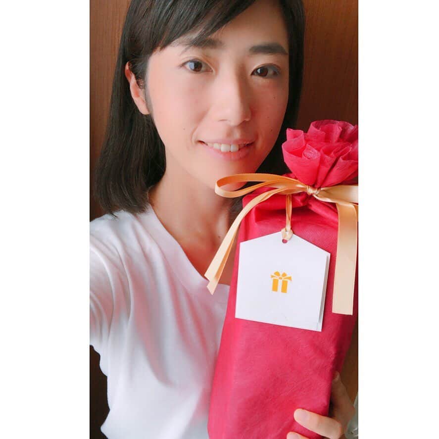 馬渕史香のインスタグラム：「おとつい、出掛ける準備してたら、突然のお届けモノ . Amazonのほしい物リストから、誕生日プレゼントをいただきました😍🎁 . 贈り主は配信のリスナーさん❗️ いつもメッセージやコメントありがとうございます😊」