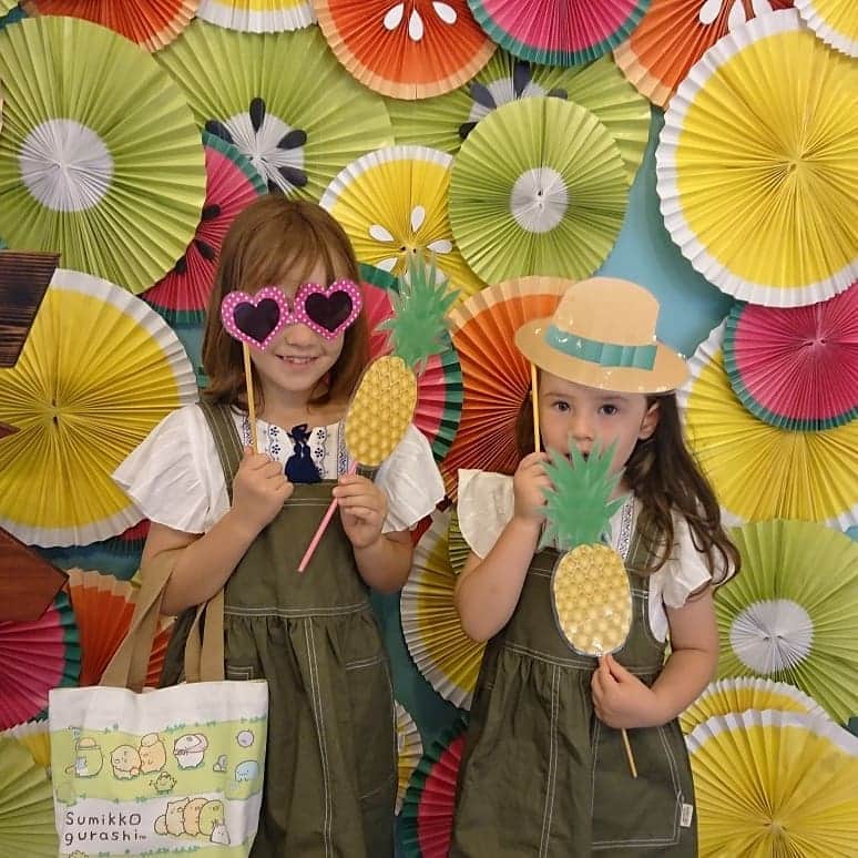 ピーチフラワーさんのインスタグラム写真 - (ピーチフラワーInstagram)「Momoのバッグの中身は毎回お出掛けの度に違います☺️ ・ ハンカチ&ティッシュ以外に本、ノート、塗り絵、シール、パズル、Yukiがぐずった時用の必殺おもちゃ、水筒、救急セットなどなどその日の状況に合わせて…。 ・ もしもの事を考えて、いつも色々と準備してくれてます✨ ・ ・ #お出掛けアイテム #バッグ大好き #宮崎観光ホテル #インスタスポット  #準備の鬼 #ピーチフラワー」9月4日 21時07分 - peachflower_jp