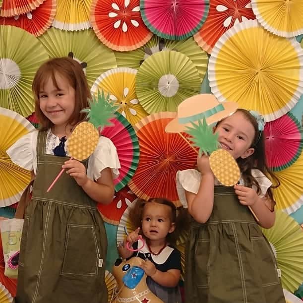 ピーチフラワーさんのインスタグラム写真 - (ピーチフラワーInstagram)「Momoのバッグの中身は毎回お出掛けの度に違います☺️ ・ ハンカチ&ティッシュ以外に本、ノート、塗り絵、シール、パズル、Yukiがぐずった時用の必殺おもちゃ、水筒、救急セットなどなどその日の状況に合わせて…。 ・ もしもの事を考えて、いつも色々と準備してくれてます✨ ・ ・ #お出掛けアイテム #バッグ大好き #宮崎観光ホテル #インスタスポット  #準備の鬼 #ピーチフラワー」9月4日 21時07分 - peachflower_jp