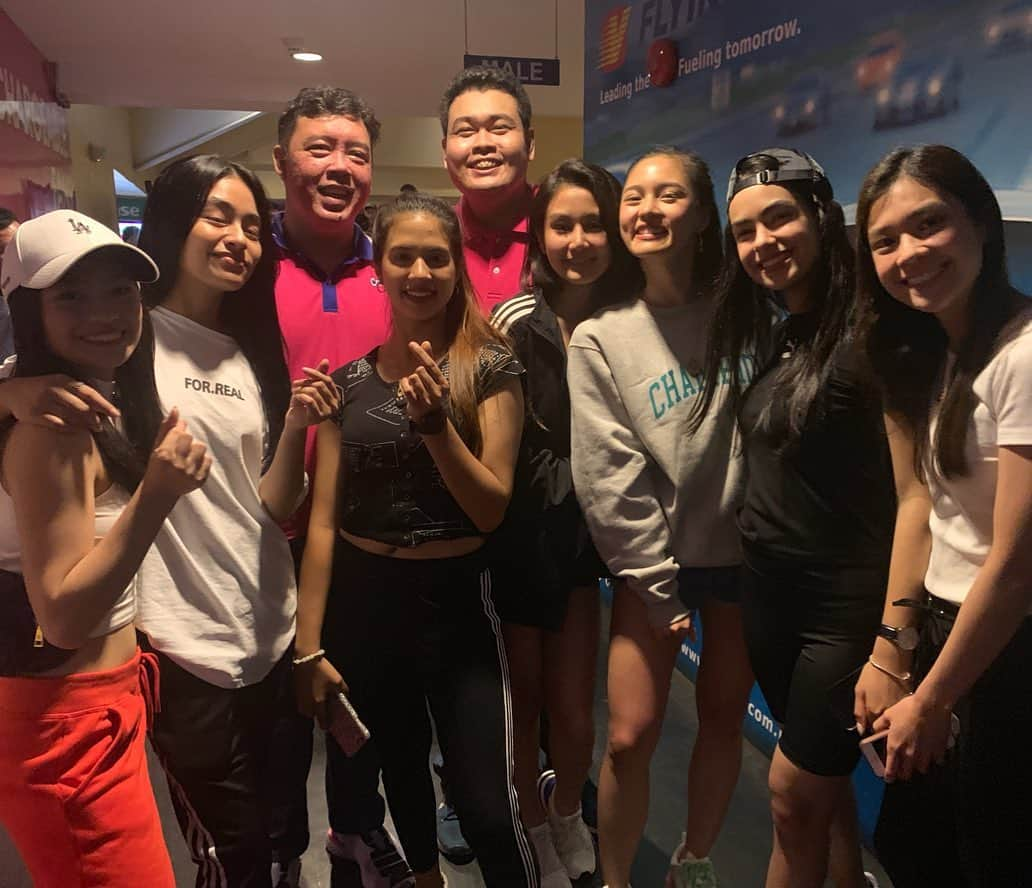 Kim Chiuさんのインスタグラム写真 - (Kim ChiuInstagram)「#TeamRedHeart here supporting two teams in one game!!!😅💚💖 how was that??? hihihi SAYA!!!😁 go coach @kotskungfureyes and get well soon @juliacmorado 🙏🏻💪🏻 sakit heart and throat namin sa game! ang galing! intense!!! met the players upclose sobrang cool nila!!!🏐 thanks for this experience @starmagicphils  @captainluz 😁🏐💪🏻 #PVL2019」9月4日 21時16分 - chinitaprincess