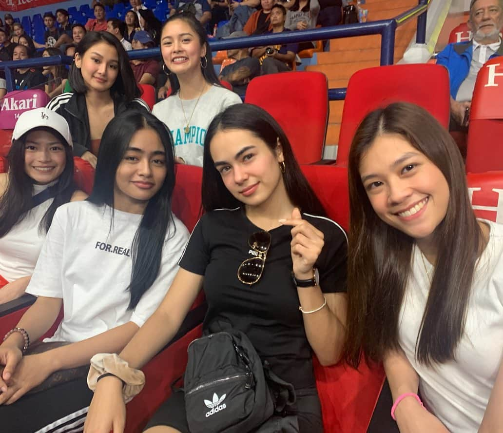 Kim Chiuさんのインスタグラム写真 - (Kim ChiuInstagram)「#TeamRedHeart here supporting two teams in one game!!!😅💚💖 how was that??? hihihi SAYA!!!😁 go coach @kotskungfureyes and get well soon @juliacmorado 🙏🏻💪🏻 sakit heart and throat namin sa game! ang galing! intense!!! met the players upclose sobrang cool nila!!!🏐 thanks for this experience @starmagicphils  @captainluz 😁🏐💪🏻 #PVL2019」9月4日 21時16分 - chinitaprincess