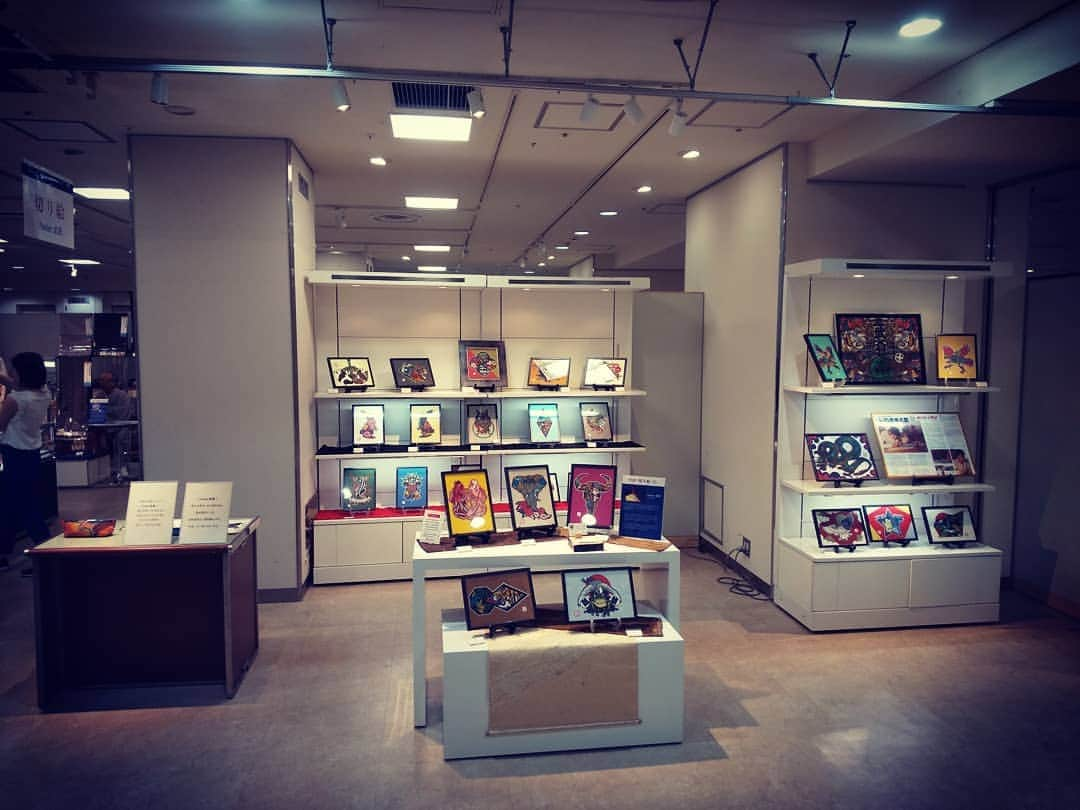 青木文明さんのインスタグラム写真 - (青木文明Instagram)「日本橋高島屋 「手仕事展」  無事に初日が終わりました！  #初日 #立ち仕事 #足 #ガクブル #展示販売  #Atelier武蒼（アトリエムソウ） #青木文明 #切絵師 #切り絵 #作家 #九州 #鹿児島 #鹿児島県 #いちき串木野  #日本  #芸術 #仕事 #デザイン #design #art #アート  #paper #日本 #japan #東京 #日本橋 #髙島屋 #高島屋」9月4日 21時13分 - musou23