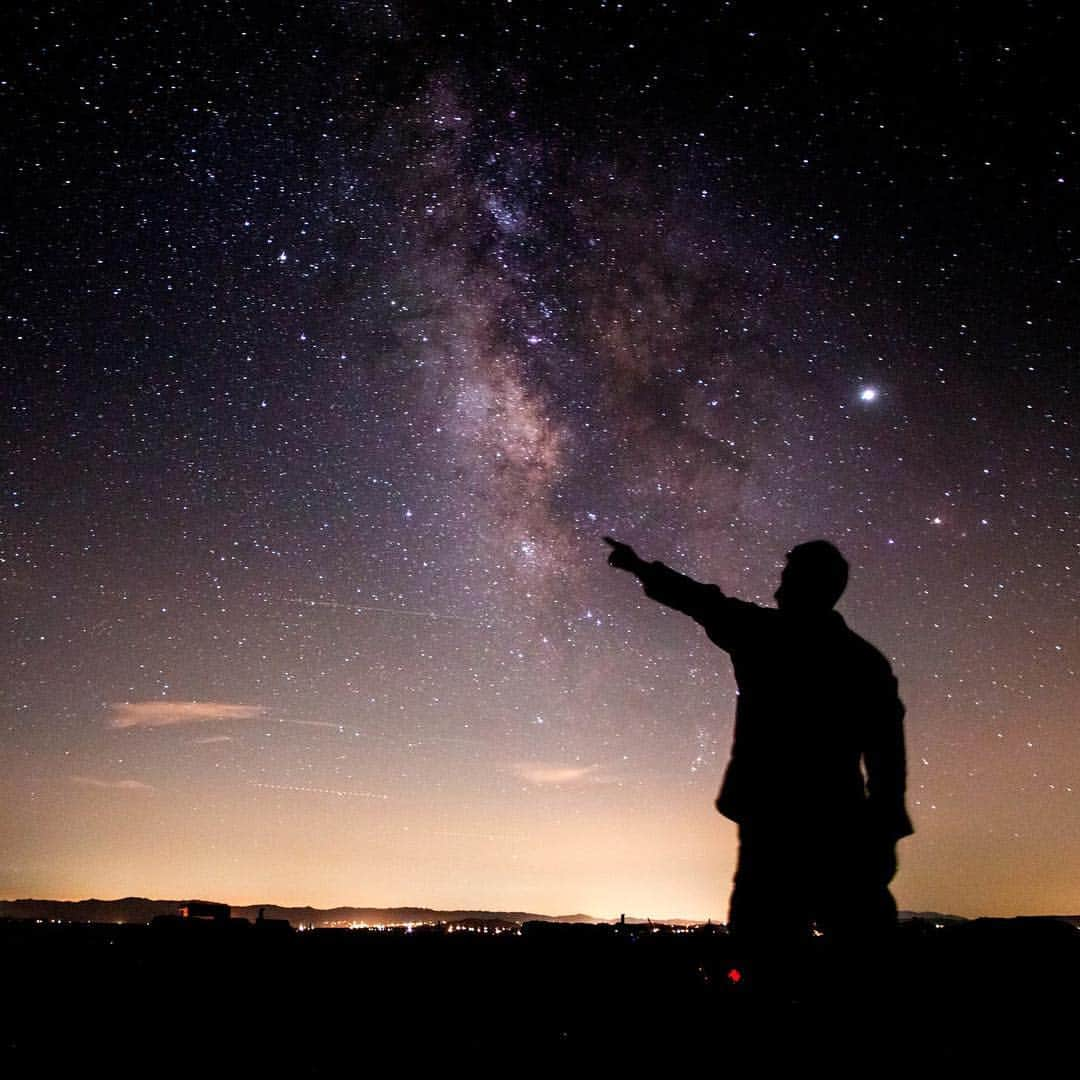 アメリカ海兵隊さんのインスタグラム写真 - (アメリカ海兵隊Instagram)「L.T. Phone Home  1st Lt. Alessandro Rossi points towards the stars during Integrated Training Exercise 5-19 on @thecombatcenter. (U.S. Marine Corps photo by Cpl. Elijah J. Abernathy)  #Marines #USMC #Military #Photography」9月4日 21時14分 - marines