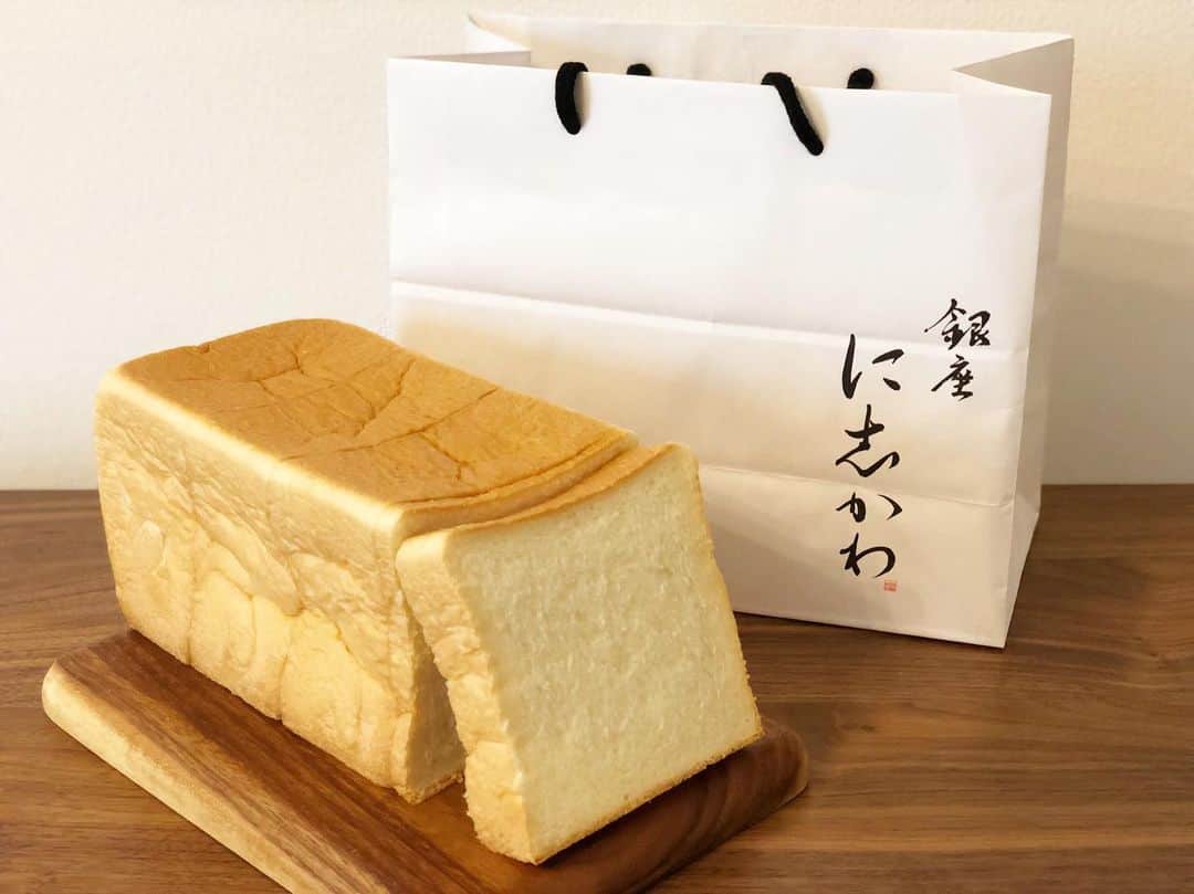 真飛聖さんのインスタグラム写真 - (真飛聖Instagram)「『銀座 に志かわ』の食パン🍞  やっと 食べれました。  モッチモチ〜。 そして ほんのり甘みのある 食パンで 好みでした〜♡ #銀座に志かわ#食パン」9月4日 21時15分 - sei_matobu