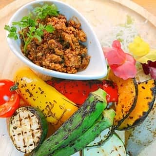 のインスタグラム：「夏野菜グリル^_^🙌笑笑🙌😂 夏バテする前に野菜をたくさん食べて🥦  栄養補給しときましょうね^_^🙌😂笑笑😄 🙌😂笑笑🙌 👌 #チョアチキン#パネチキン#チーズタッカルビ#唐揚げ#チキン南蛮#肉#鶏肉#手羽先#夏#韓国料理#鶏っく#梅田#居酒屋#焼き鳥#ビール#飲み会#大阪#大阪グルメ#大阪観光#浦和レッズ#ガンバ大阪」