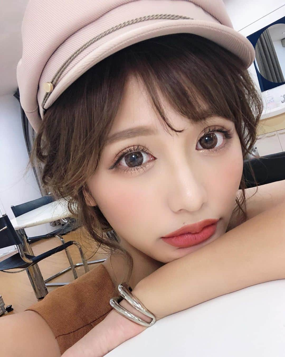 伊藤実祐さんのインスタグラム写真 - (伊藤実祐Instagram)「. . 久しぶり動画なんかを1枚目に載せてみる🤭🍑❤︎ . . そして、DM多かったので取り急ぎ 👗#みゆ服 詳細〜😊♡♬💕♪ . hat : @ca4la_official . . . シンプルできれい目キャスケットで 使い回し抜群やし、お気に入り❤︎❤︎ 一番大事な形もべりぐ👍🏻💗 . . 先週、CA4LA で帽子まとめ買いしたから また他のもUPするね〜 🧢👒🎩💓 . . #ootd #outfit #今日のコーデ #ca4la #カシラ #キャスケット #帽子#帽子コーデ #デートコーデ #ディナーコーデ #着痩せ #着痩せコーデ #体型カバー #体型カバーコーデ #スタイルアップ #帽子アレンジ #ヘアアレンジ #シニヨン #Nextercreatist #TOKYOcreatist #伊藤実祐 #いとうみゆ #みゆちゃい . . 質問はコメントに残しておいてね。☺️❤︎ . 投稿、ストーリー、コメ返で少しずつお答えします🤳♪ .」9月4日 21時22分 - miyu.61