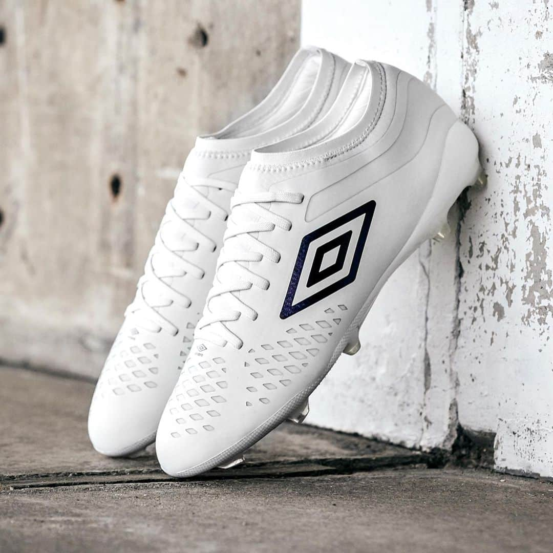 UMBROさんのインスタグラム写真 - (UMBROInstagram)「Our speed boot 💨Velocita 4 in White and Plum. Available globally now. . . . #umbro #umbrofootball #football #cleats #cleatstagram #chuteiras #soccercleats #soccerboots #soccer #velocita」9月4日 21時22分 - umbro