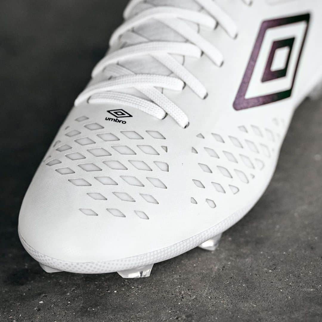UMBROさんのインスタグラム写真 - (UMBROInstagram)「Our speed boot 💨Velocita 4 in White and Plum. Available globally now. . . . #umbro #umbrofootball #football #cleats #cleatstagram #chuteiras #soccercleats #soccerboots #soccer #velocita」9月4日 21時22分 - umbro