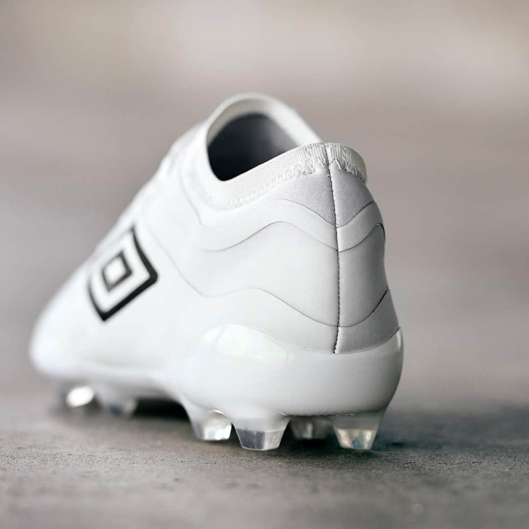 UMBROさんのインスタグラム写真 - (UMBROInstagram)「Our speed boot 💨Velocita 4 in White and Plum. Available globally now. . . . #umbro #umbrofootball #football #cleats #cleatstagram #chuteiras #soccercleats #soccerboots #soccer #velocita」9月4日 21時22分 - umbro