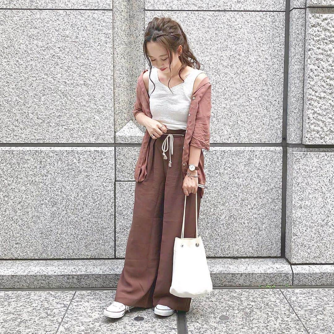 haruさんのインスタグラム写真 - (haruInstagram)「ㅤㅤㅤㅤㅤㅤㅤㅤㅤㅤㅤㅤㅤ ㅤㅤㅤㅤㅤㅤㅤㅤㅤㅤㅤㅤㅤ ㅤㅤㅤㅤㅤㅤㅤㅤㅤㅤㅤㅤㅤ #ootd ㅤㅤㅤㅤㅤㅤㅤㅤㅤㅤㅤㅤ いつかの🐻さんとカフェ行った時のコーデ🌸 ㅤㅤㅤㅤㅤㅤㅤㅤㅤㅤㅤㅤㅤ GUのパンツの着回し載せてほしいとリクエスト頂いたので ブラウンでセットアップ風にして まだ少し暑かったのでキャミに☺✨ ㅤㅤㅤㅤㅤㅤㅤㅤㅤㅤㅤㅤㅤ ❤︎ shirt : #pageboy ❤︎ tank top : #kastane ❤︎ pants : #GU ❤︎ shoes : #converse ❤︎ bag : #sunnyclouds ㅤㅤㅤㅤㅤㅤㅤㅤㅤㅤㅤㅤㅤ ㅤㅤㅤㅤㅤㅤㅤㅤㅤㅤㅤㅤㅤ やっぱり🐻さんに撮ってもらうと 照れてしまいます😂💓//☜﻿ ㅤㅤㅤㅤㅤㅤㅤㅤㅤㅤㅤㅤㅤ この前の半年ストーリーに たくさんDMありがとうございました😭💗！ あたたかいお言葉がたくさんで嬉しかったです☺❤️ ㅤㅤㅤㅤㅤㅤㅤㅤㅤㅤㅤㅤㅤ ㅤㅤㅤㅤㅤㅤㅤㅤㅤㅤㅤㅤㅤ 近々ヘアアレンジ動画載せますね🌸 ㅤㅤㅤㅤㅤㅤㅤㅤㅤㅤㅤㅤㅤ #🐻3camera #ブラウンコーデ#セットアップ風#GUコーデ #harucd ㅤㅤㅤㅤㅤㅤㅤㅤㅤㅤㅤㅤㅤ」9月4日 21時24分 - __haru3