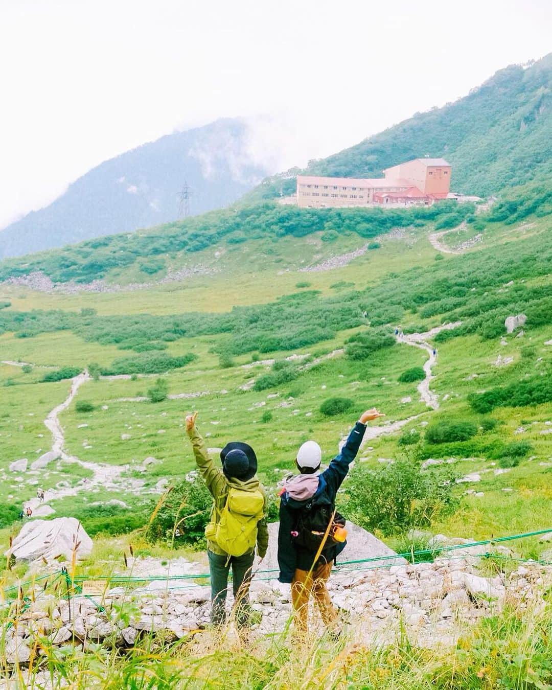 のインスタグラム：「久々の山ガール⛰⛰⛰ . オレンジバックパッカーズのみんなと木曽駒ケ岳✌️✨ . 久しぶりに優ちゃんと一緒に登れた💖 . この日は唐松岳に泊まりで行こうとしていたんだが天気が悪くて断念して天気がいい山に変更したんだが、、、💭 . 山頂は全然晴れてくれなくてずっと霧の中だったよ😂 . 本当に先が見えなくなって怖かった😱 . 上に行けば行くほど冬並みの寒さで先取り冬してきました⛄️w . 今回泊まり用に大きめバックパック（38L+6L）をSalomonで急遽GETしてきたんだけど、泊まりじゃなくなったから使えないかなぁ〜と思ったがこのバックは物を入れなければ小さめなので使ってみたよ🔥 . 生地がストレッチ素材だからたくさん入るようになっててバック自体も軽くて最高✨✨✨ . 登山する時はどんだけ荷物を軽くできるかって考えてるからバック自体軽かったら重さも抑えられるよね👍 . 次はまたテント泊リベンジしたいなぁ⛺️☀️ . #hiking  #trekking  #training  #salomon  #mamuut #山ガール #ハイキング #トレッキング #木曽駒ケ岳 #登山女子  #登山ファッション」
