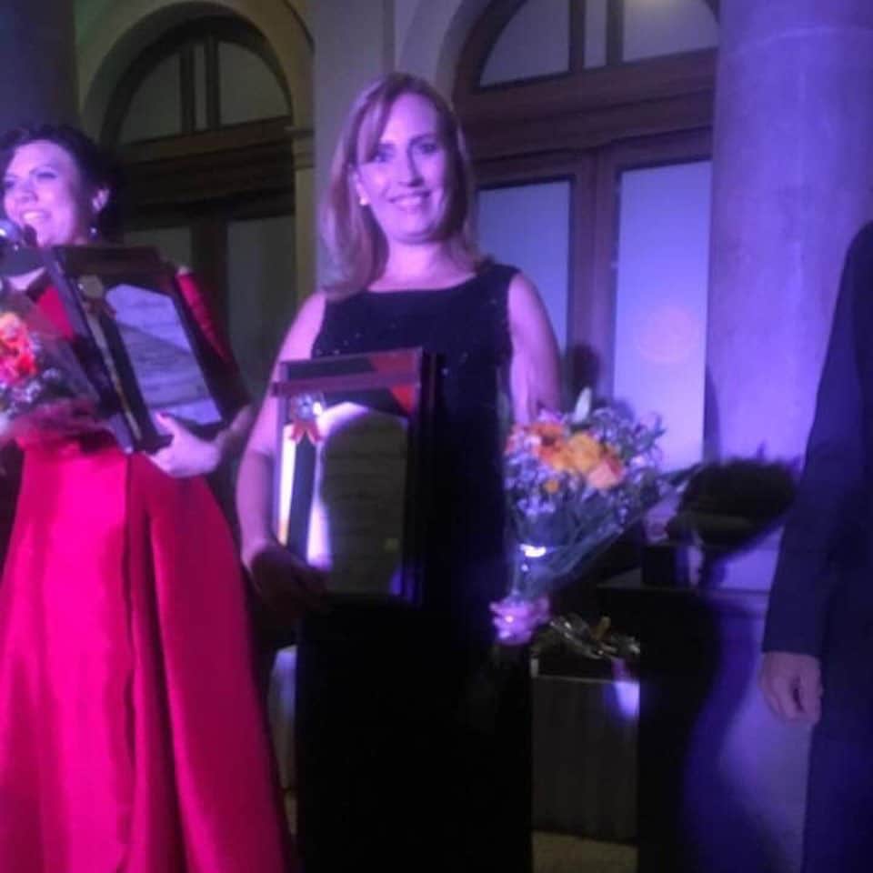 Primer Impactoさんのインスタグラム写真 - (Primer ImpactoInstagram)「Nuestra corresponsal @inesmoreno1 recibió el galardón, ‘Mujeres de Excelencia’ anoche en la ciudad de México. ¡Muchas Felicidades!」9月4日 21時27分 - primerimpacto