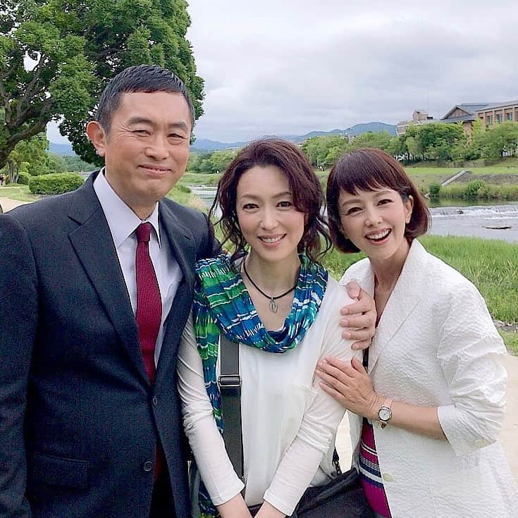 若村麻由美さんのインスタグラム写真 - (若村麻由美Instagram)「❣️先週放送『科捜研の女19』のラストシーンは、珍しくもマリコさん土門さんと鴨川沿いロケでした🎶 そういえば風丘初登場回『科捜研の女8』のラストシーンも鴨川沿いロケだったような。。。皆様に愛されて、あれから12年？ いよいよ明日は『科捜研の女19』第16話 夏クール最終回「風丘早月のメッセージ」放送です。ドキドキ😳ご覧ください😳 📺9月5日(木)20:00 TV朝日系 木曜ミステリー『科捜研の女19』第16話「風丘早月のメッセージ」解剖医・風丘早月役 番組公式 https://www.tv-asahi.co.jp/kasouken19/#/ 東映公式 https://www.toei.co.jp/tv/kasouken19/index.html . #mayumiwakamura #若村麻由美 #TV朝日 #連ドラ #科捜研の女 #season19 #9月5日 #夏クール #最終回 #人質 #解剖医 #風丘早月 #沢口靖子 #内藤剛志 #風間トオル #金田明夫 #斉藤暁 #渡部秀 #山本ひかる #西田健 #石井一彰 #森尾由美 #鴨川沿い #ロケ #連写」9月4日 21時27分 - mayumiwakamura_official