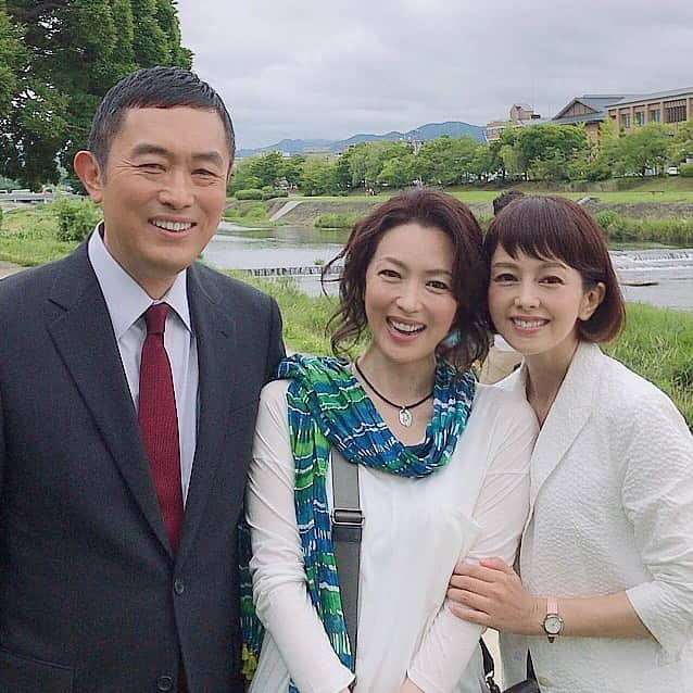 若村麻由美さんのインスタグラム写真 - (若村麻由美Instagram)「❣️先週放送『科捜研の女19』のラストシーンは、珍しくもマリコさん土門さんと鴨川沿いロケでした🎶 そういえば風丘初登場回『科捜研の女8』のラストシーンも鴨川沿いロケだったような。。。皆様に愛されて、あれから12年？ いよいよ明日は『科捜研の女19』第16話 夏クール最終回「風丘早月のメッセージ」放送です。ドキドキ😳ご覧ください😳 📺9月5日(木)20:00 TV朝日系 木曜ミステリー『科捜研の女19』第16話「風丘早月のメッセージ」解剖医・風丘早月役 番組公式 https://www.tv-asahi.co.jp/kasouken19/#/ 東映公式 https://www.toei.co.jp/tv/kasouken19/index.html . #mayumiwakamura #若村麻由美 #TV朝日 #連ドラ #科捜研の女 #season19 #9月5日 #夏クール #最終回 #人質 #解剖医 #風丘早月 #沢口靖子 #内藤剛志 #風間トオル #金田明夫 #斉藤暁 #渡部秀 #山本ひかる #西田健 #石井一彰 #森尾由美 #鴨川沿い #ロケ #連写」9月4日 21時27分 - mayumiwakamura_official